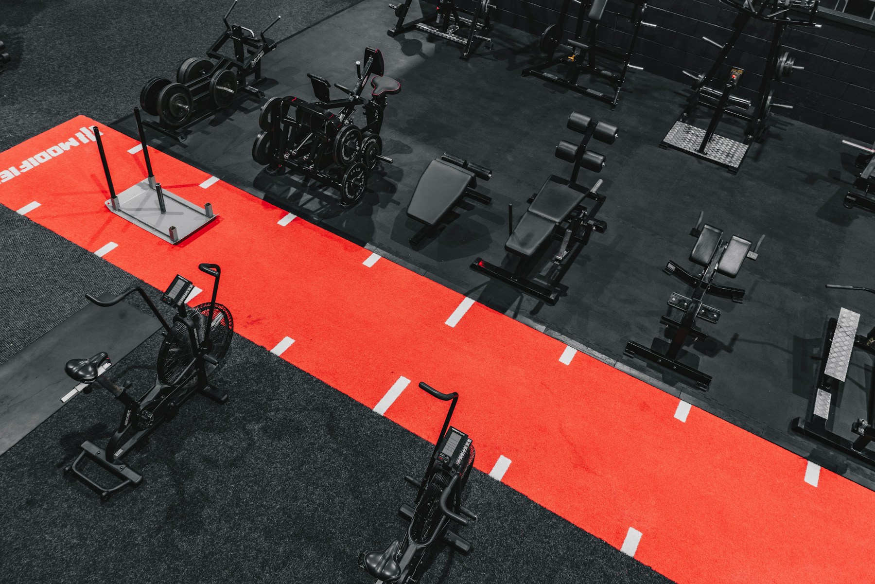 Trainingsfläche mit Gewichtsschlitten und Ausdauergeräten