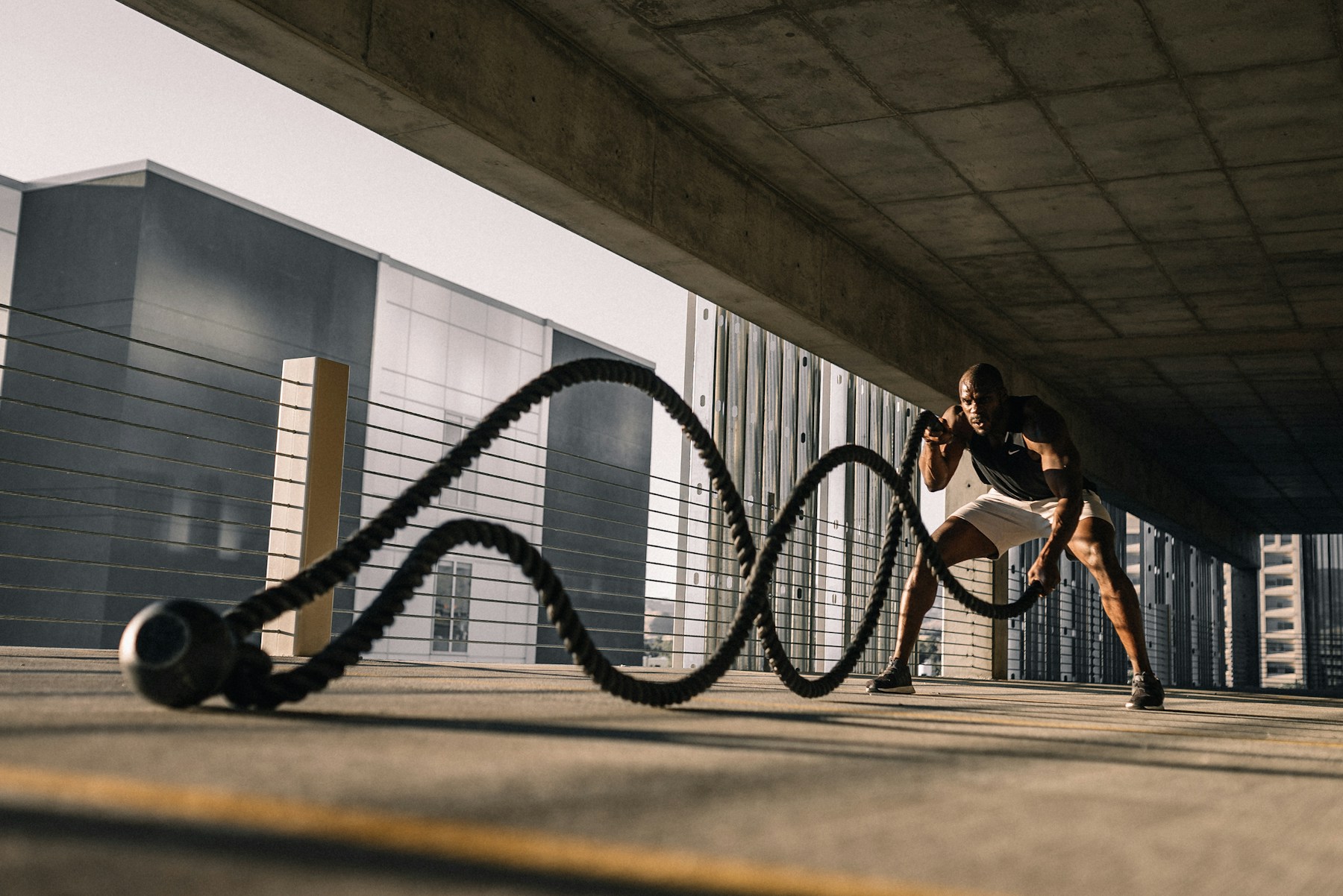 Athlet trainiert mit Battle Ropes