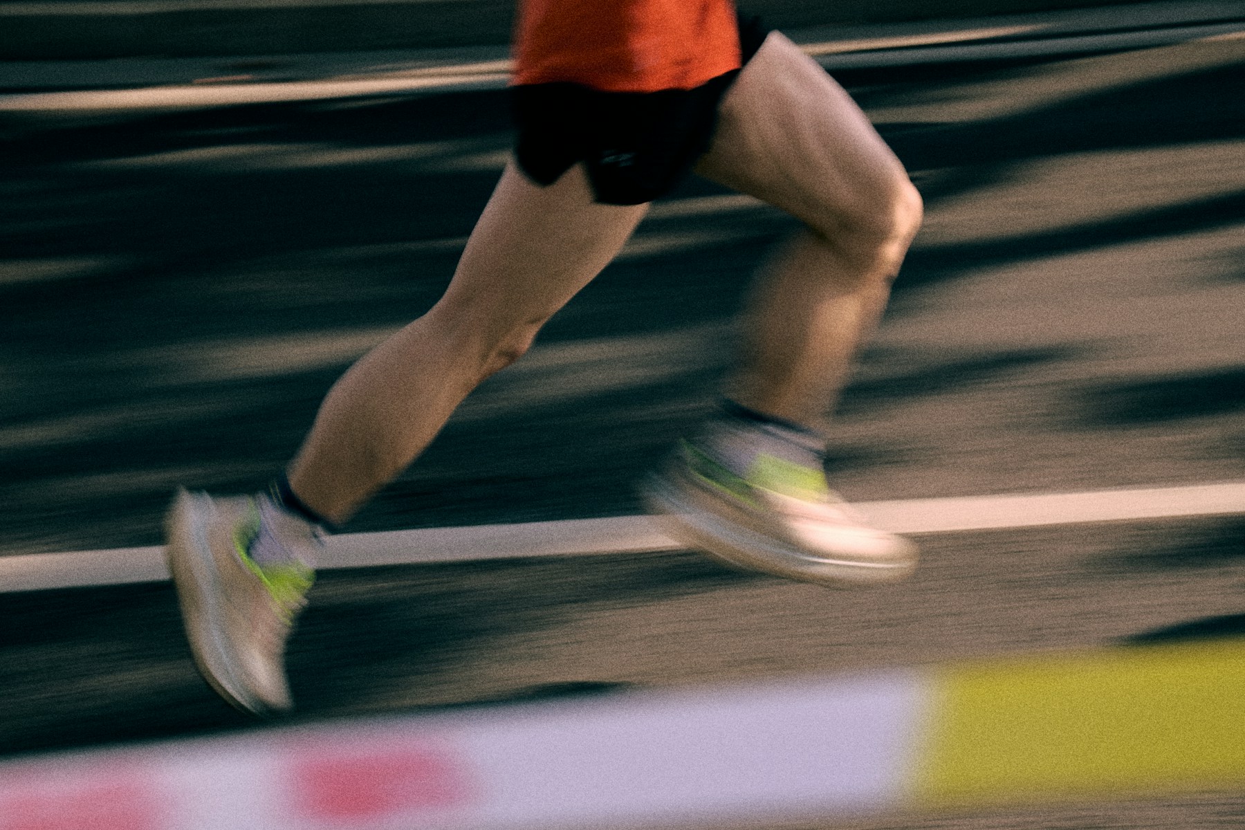 Laufbewegung und Fußaufsatz in einer dynamischen Detailaufnahme
